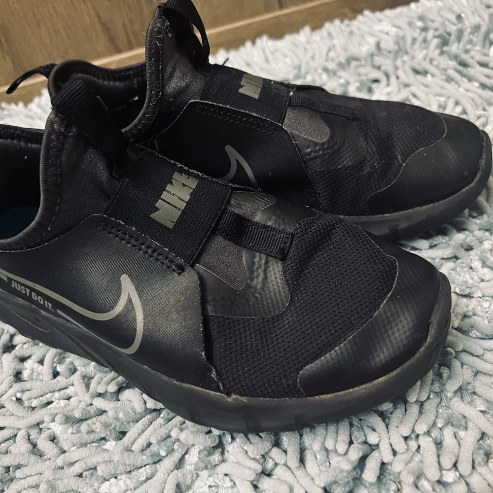 Boys 3.5 Nike Black and Gray Slip-On Shoes